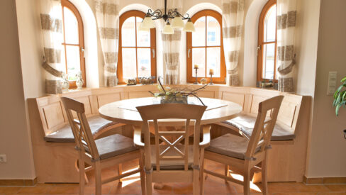 Esszimmer im Landhausstil in Erker eingepasst