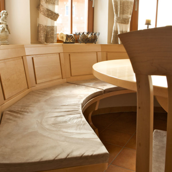 Runde Sitzbank im Landhausstil in Erker eingepasst