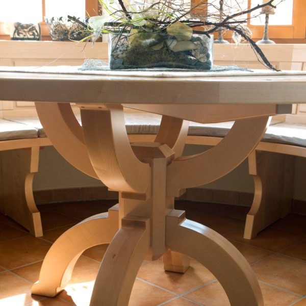 Runder Tisch im Landhausstil in Erker eingepasst