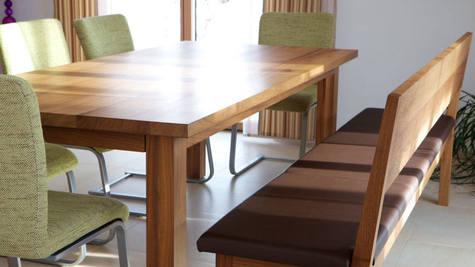Esszimmer aus Holz mit Lederbezug und Wangenstühle