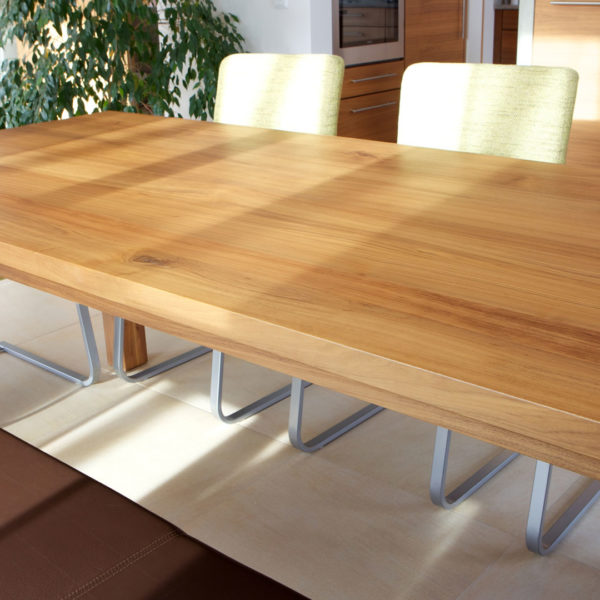 Esszimmer aus Holz mit Lederbezug und Wangenstühle