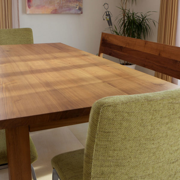 Esszimmer aus Holz mit Lederbezug und Wangenstühle