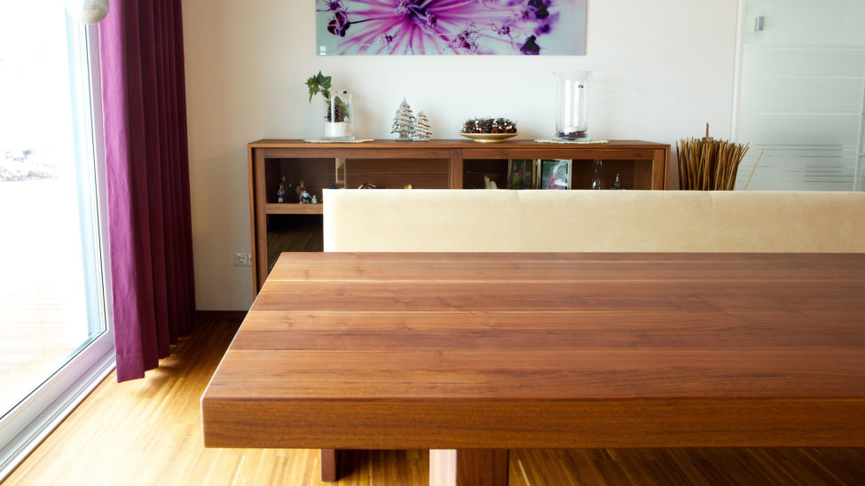 Esszimmer mit zwei Sitzbänken