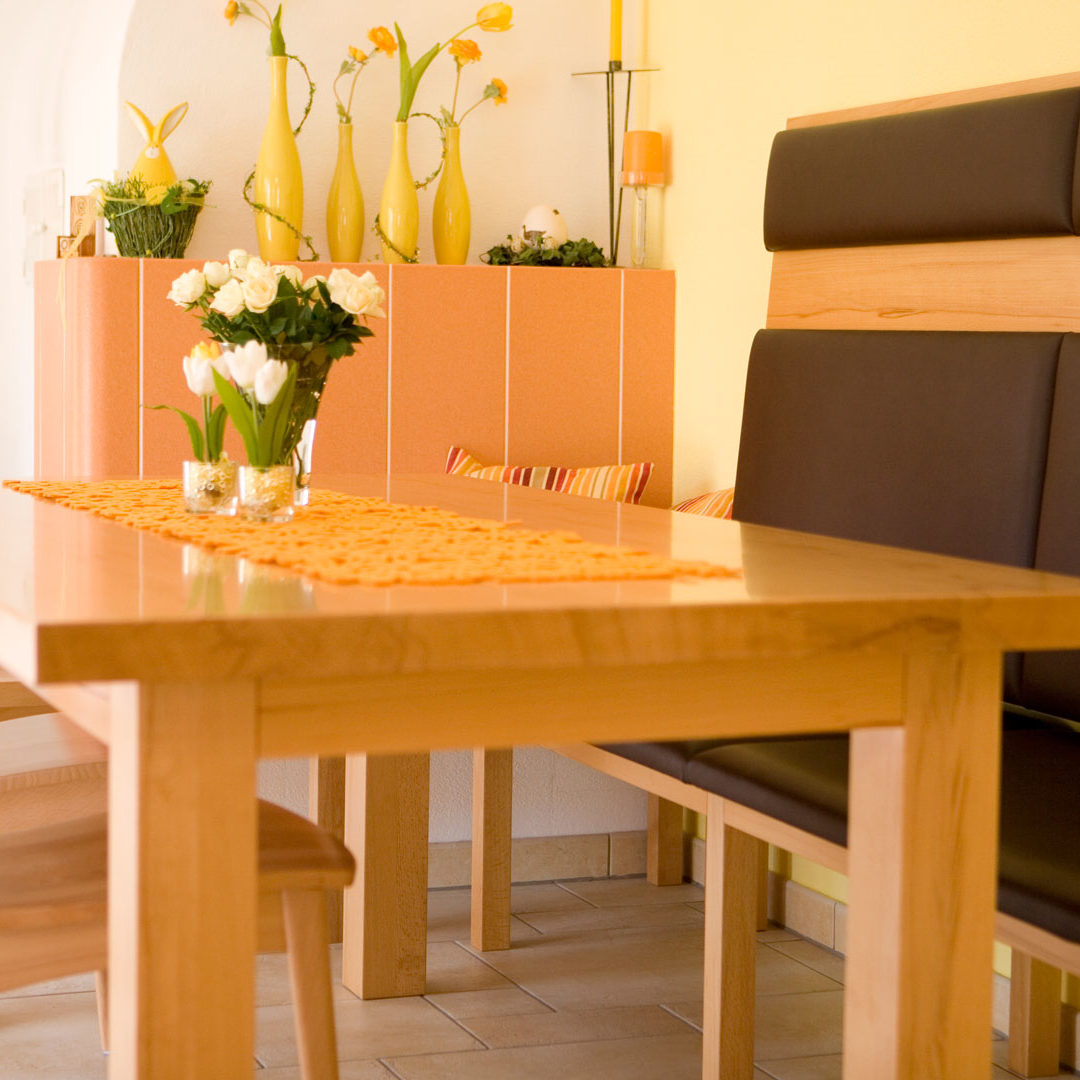 Esszimmer Kernbuche mit Bank und hoher Rückenlehne mit Lederbezug