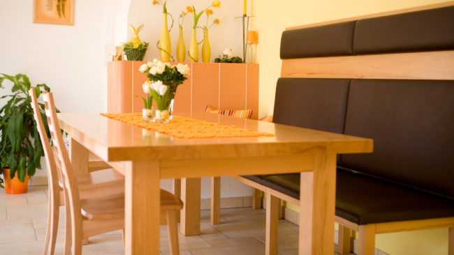 Esszimmer Kernbuche mit Bank und hoher Rückenlehne mit Lederbezug