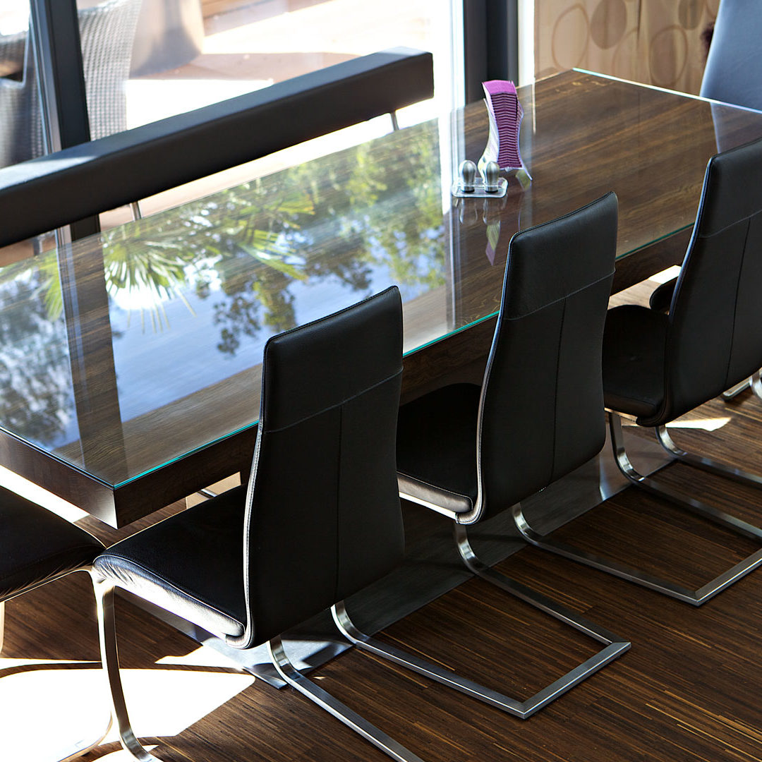 Großes Esszimmer aus Holz mit Lederbezug und Glasplatte