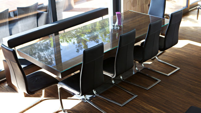 Großes Esszimmer aus Holz mit Lederbezug und Glasplatte