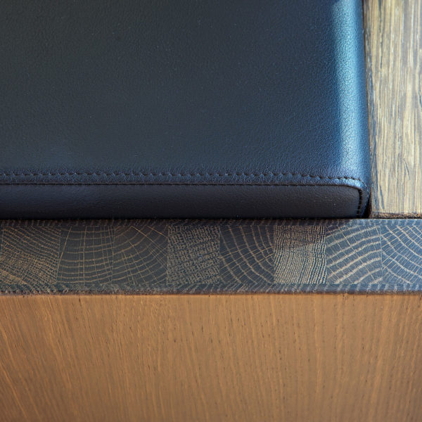 Großes Esszimmer aus Holz mit Lederbezug und Glasplatte