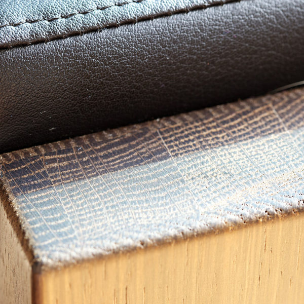 Großes Esszimmer aus Holz mit Lederbezug und Glasplatte