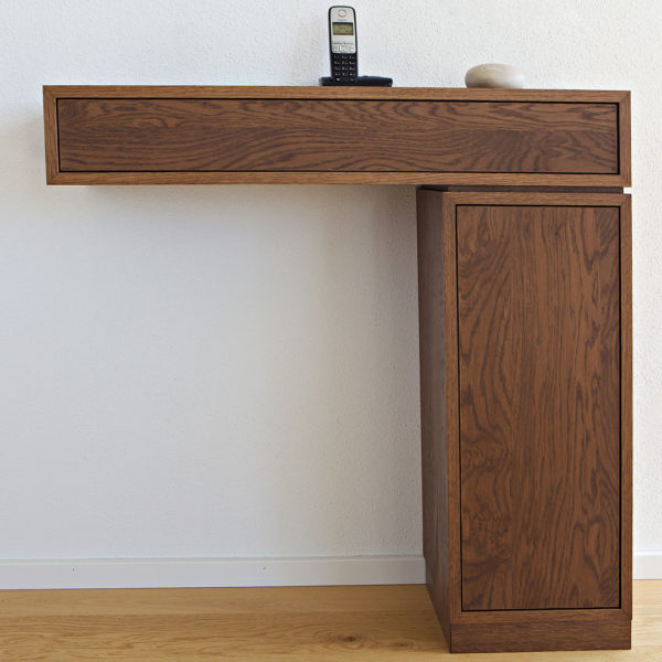 Esszimmer aus Nussbaum mit Sideboard und Telefonmoebel