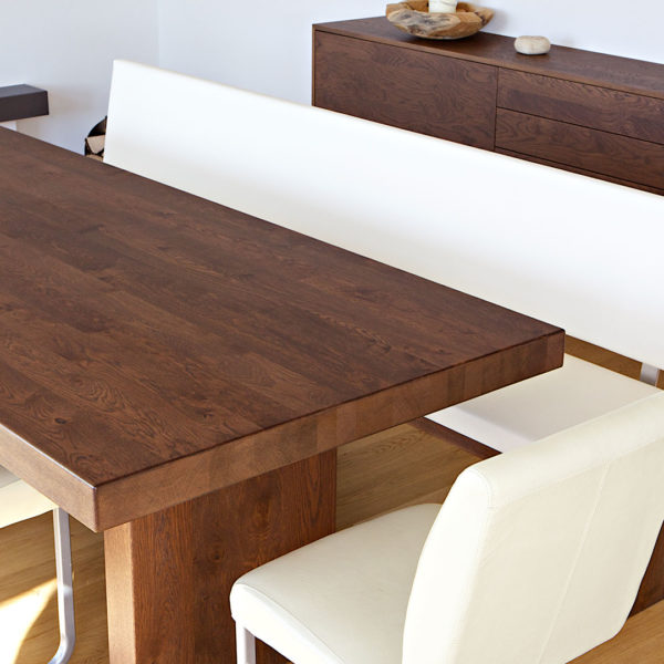 Esszimmer aus Nussbaum mit Sideboard und Telefonmoebel