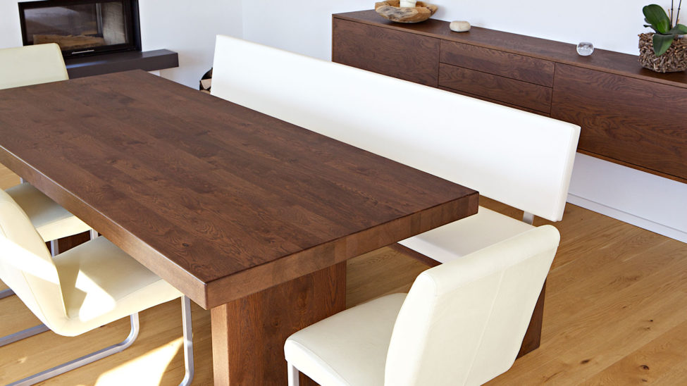 Esszimmer aus Nussbaum mit Sideboard und Telefonmoebel