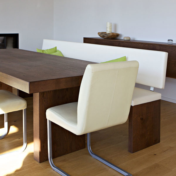 Esszimmer aus Nussbaum mit Sideboard und Telefonmoebel