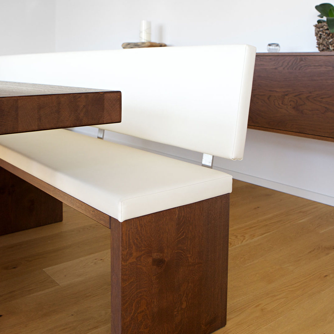 Esszimmer aus Nussbaum mit Sideboard und Telefonmoebel