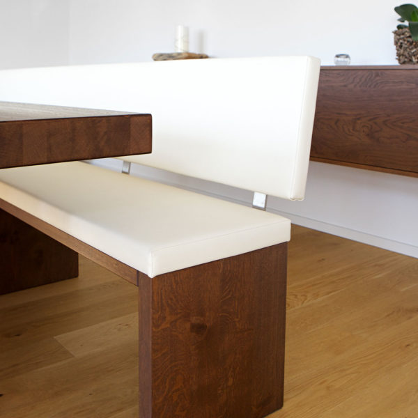 Esszimmer aus Nussbaum mit Sideboard und Telefonmoebel