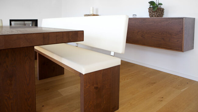 Esszimmer aus Nussbaum mit Sideboard und Telefonmoebel