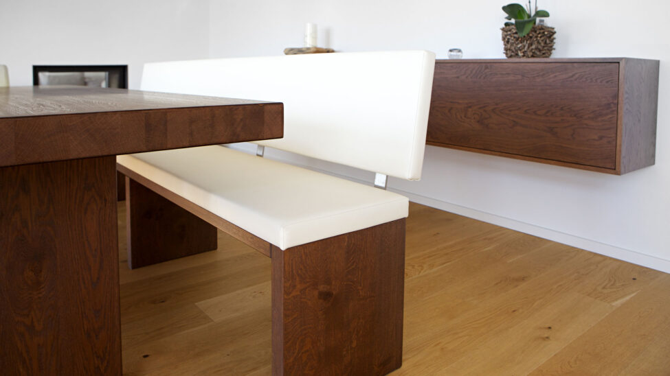 Esszimmer aus Nussbaum mit Sideboard und Telefonmoebel