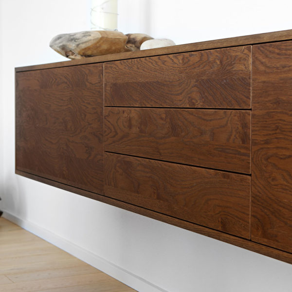 Esszimmer aus Nussbaum mit Sideboard und Telefonmoebel