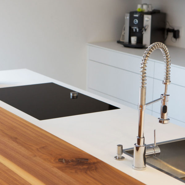 Kueche mit flächenbündigem Ceranfeld und flächenbündiger Unterbauspüle