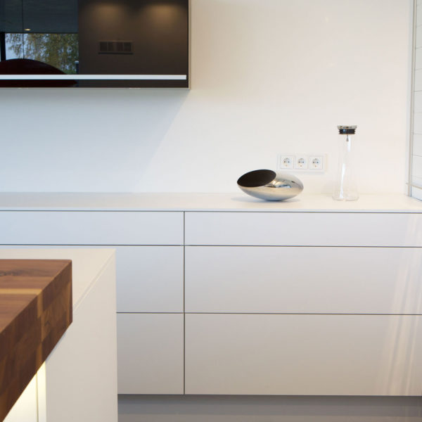 Kueche in schwarz und weiß