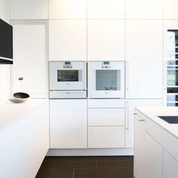 Kueche in schwarz und weiß