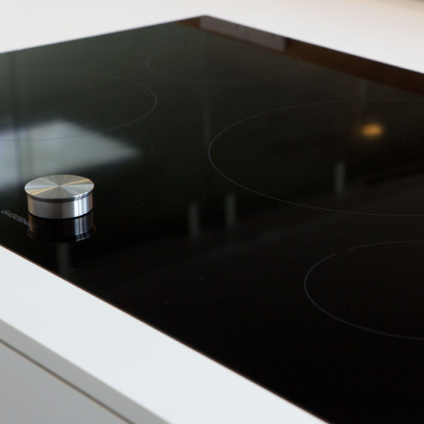 Kueche - Ceranfeld mit magnetischer Steuerung