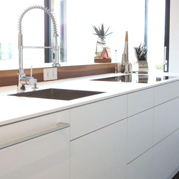 Kueche mit flächenbündigem Kochfeld und flächenbündiger Spüle