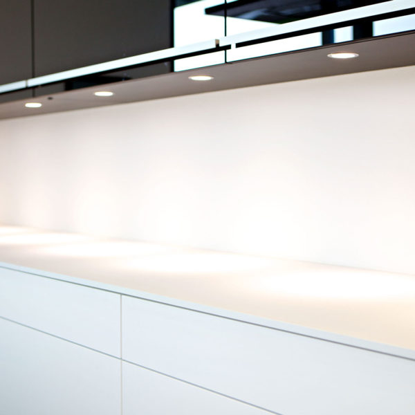 Kueche mit grifflosen, motorischen Schüben