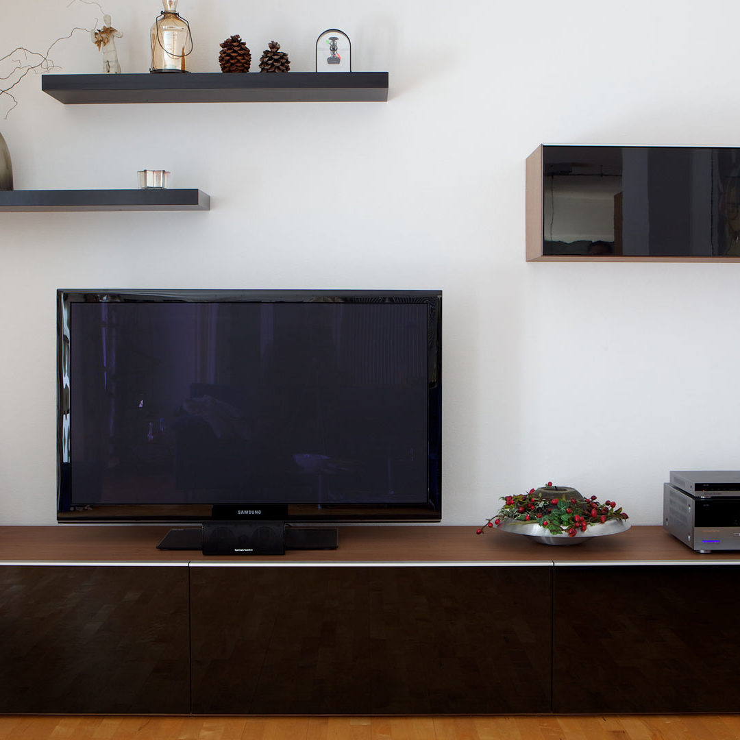 Wohnzimmer - TV-Moebel schwarz glänzend mit Wandregalen
