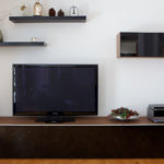 Wohnzimmer - TV-Moebel schwarz glänzend mit Wandregalen