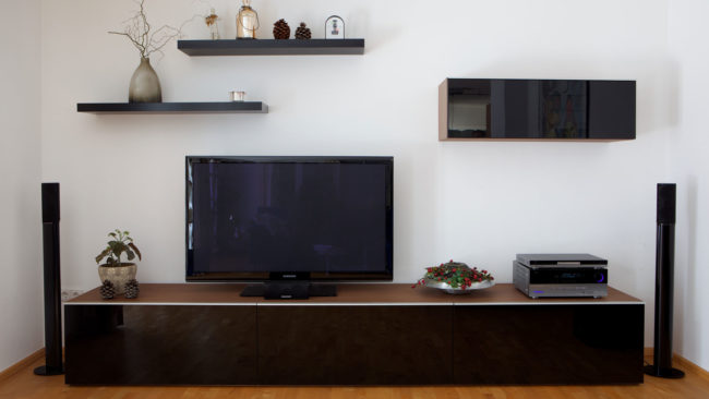 Wohnzimmer - TV-Moebel schwarz glänzend mit Wandregalen