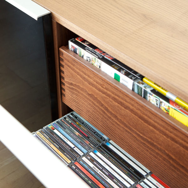 Wohnzimmer - TV-Moebel schwarz glänzend mit Wandregalen