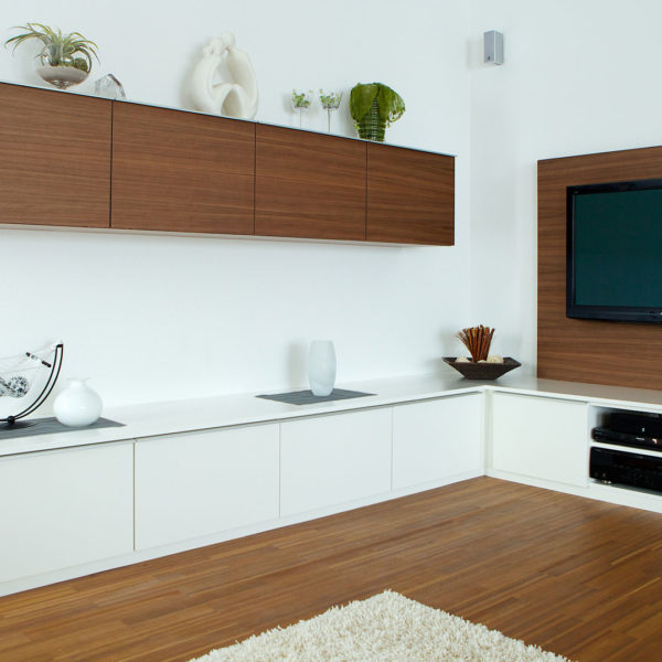 Wohnzimmer mit TV-Schrank in weiß und Nußbaum