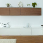 Wohnzimmer mit TV-Schrank in weiß und Nußbaum