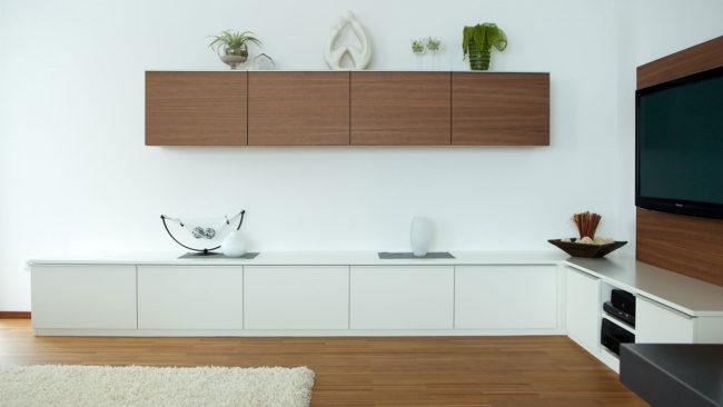 Wohnzimmer mit TV-Schrank in weiß und Nußbaum