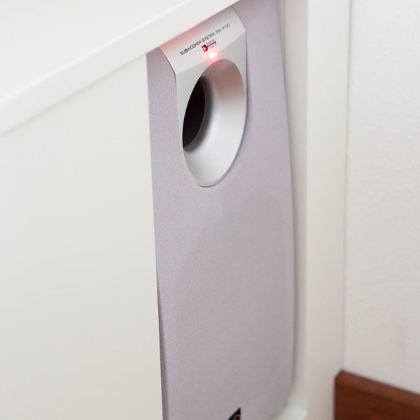 Wohnzimmer mit TV-Schrank in weiß und Nußbaum