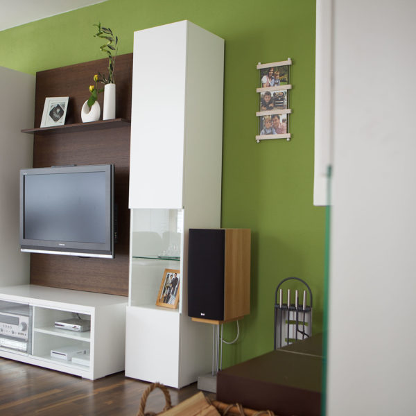 Wohnzimmerschrank und TV-Möbel weiß lackiert
