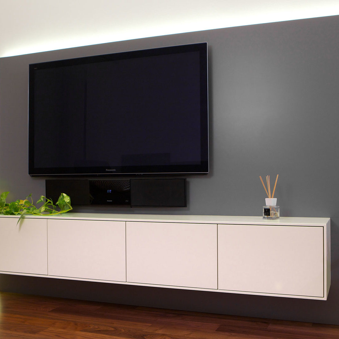 TV-Moebel mit Lowboard und indirekter LED-Beleuchtung