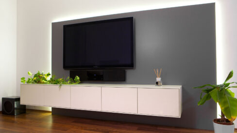 TV-Moebel mit Lowboard und indirekter LED-Beleuchtung