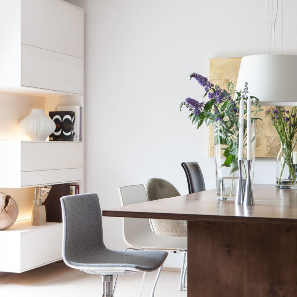 TV-Möbel und Esszimmer in einem Raum