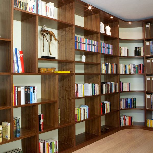 Bibliothek mit raumhohem Bücherregal