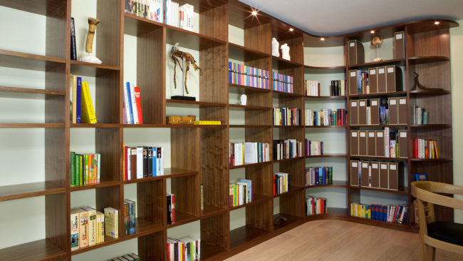 Bibliothek mit raumhohem Bücherregal