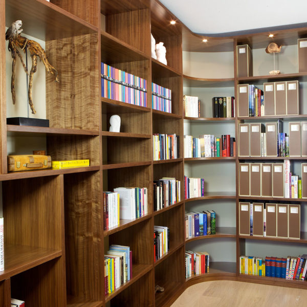 Bibliothek mit raumhohem Bücherregal