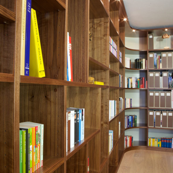 Bibliothek mit raumhohem Bücherregal