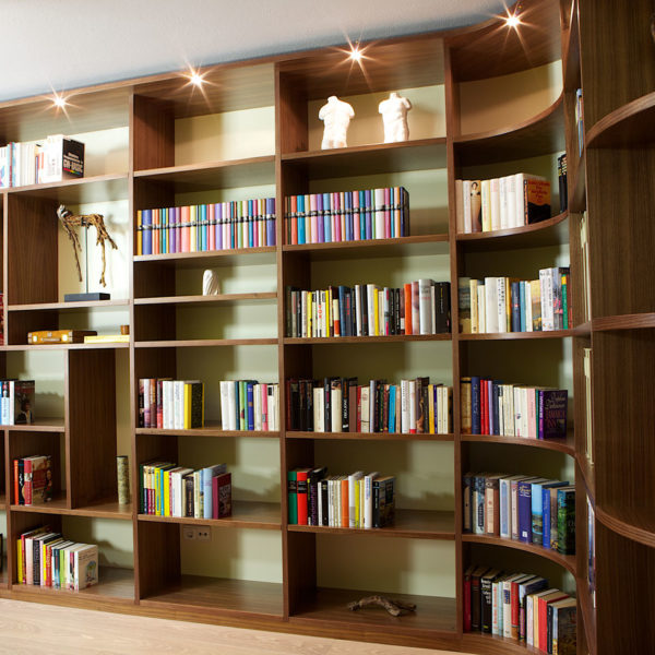 Bibliothek mit raumhohem Bücherregal