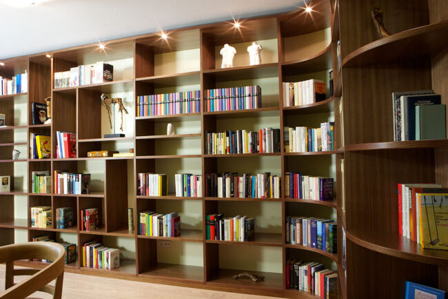 Bibliothek mit raumhohem Bücherregal