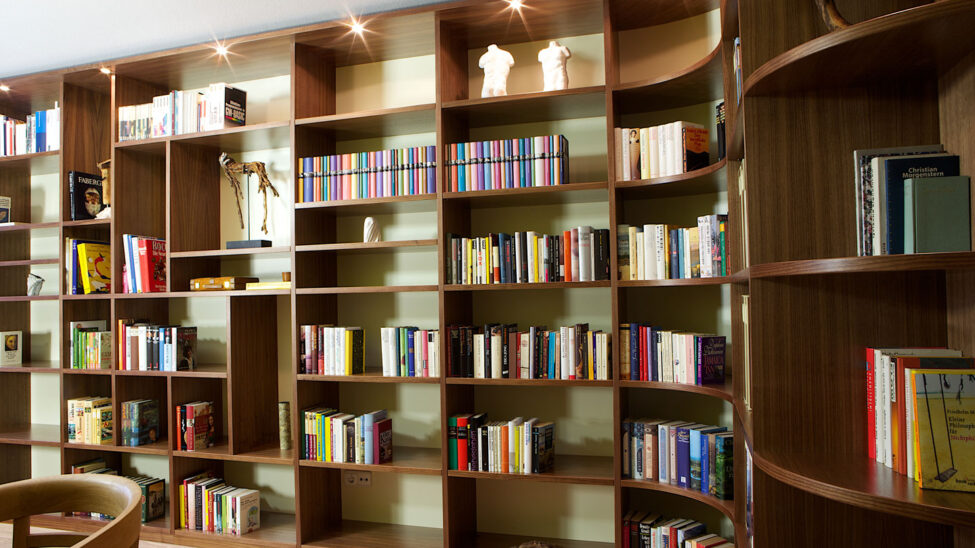 Bibliothek mit raumhohem Bücherregal