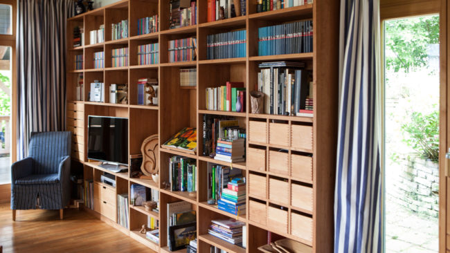 Bücherregal mit integriertem TV-Möbel