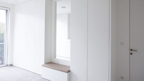 Luxuriöse Ankleide in weiß