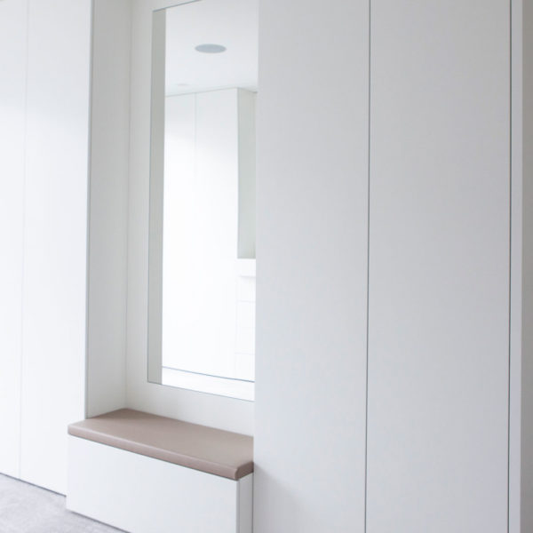 Luxuriöse Ankleide in weiß